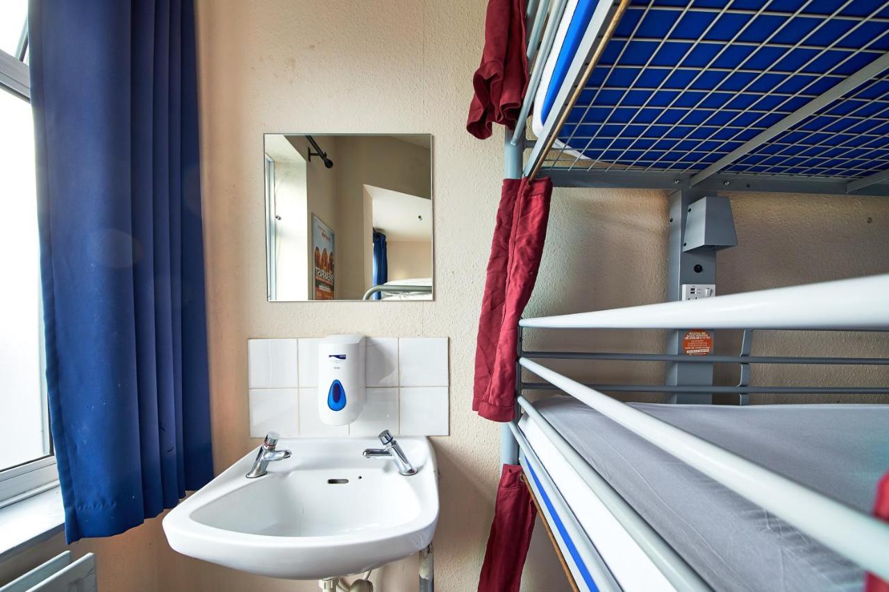 Bett im gemischten 8-Bett-Schlafsaal mit einem externen Gemeinschaftsbad.